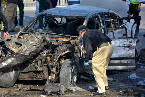 بررسی صحنه یک انفجار تروریستی در شهر لاهور پاکستان