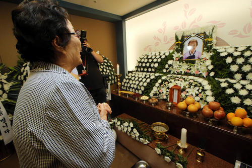 درگذشت یک زن کره ای 91 ساله قربانی بردگی جنسی برای سربازان ژاپن در جنگ دوم جهانی و ادای احترام یکی دیگر از قربانیان 90 ساله این تراژدی تاریخی به او- جنوب شهر سئول