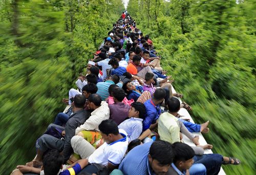 صدها مسافر روی سقف یک قطار مسافربری در بنگلادش