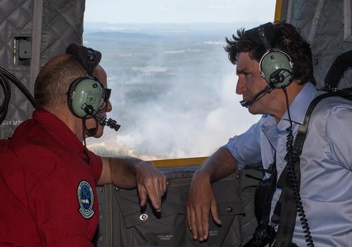 نخست وزیر کانادا سوار بر هلی کوپتر و در حال بازدید از آتش سوزی جنگلی گسترده در منطقه 