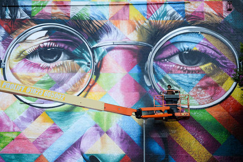یک هنرمند گرافیتی بریتانیایی در حال کشیدن یک نقاشی دیواری بزرگ از 