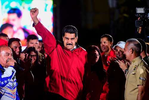 اعلام پیروزی نیکولاس مادورو رییس جمهور ونزوئلا در انتخابات تعیین اعضای شورای بازنگری قانون اساسی ونزوئلا. احزاب مخالف این انتخابات را تحریم کرده بودند
