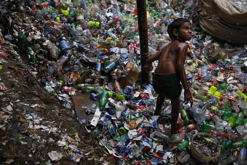 کارخانه بازیافت ظروف پلاستیکی در شهر داکا بنگلادش