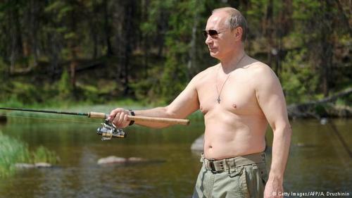 پوتین در حال ماهیگیری از دریاچه ای در جنوب سیبری . شاید رهبر 64 ساله روسیه با شنا و قایق سواری تلاش دارد قدرت و آمادگی بدنی خود را به رخ همتایان بکشد.