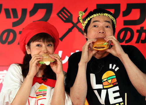 دو هنرپیشه مشهور ژاپنی در حال خوردن یک همبرگر جدید از شرکت مک دونالد در توکیو