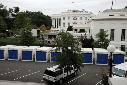 کانتینرهای حاوی مبلمان و دکوراسیون جدید در حال انتقال به اتاق های مختلف کاخ سفید