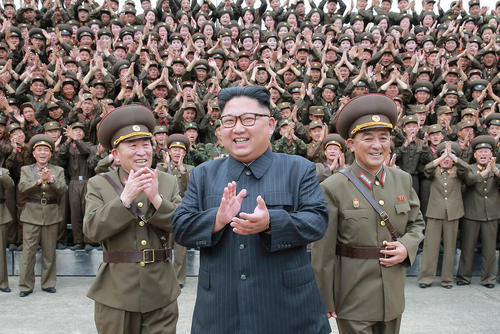 جدیدترین عکس منتشره خبرگزاری رسمی کره شمالی از رهبر این کشور که او را در بازدید از فرماندهی نیروهای استراتژیک ارتش کره شمالی نشان می دهد