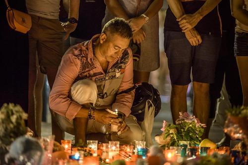 روشن کردن شمع برای یادبود قربانیان حملات تروریستی اسپانیا – بارسلون