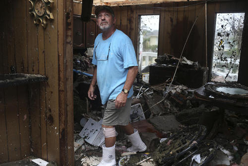 صدمات ناشی از توفان هاروی به خانه ها در شهر راک پورت در جنوب ایالت تگزاس