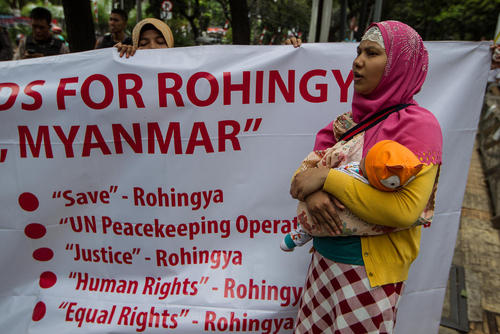 تجمع در مقابل مقر کمیساریای عالی امور پناهجویان سازمان ملل در شهر جاکارتا اندونزی در اعتراض به نقض حقوق مسلمانان قوم روهینگایا در میانمار