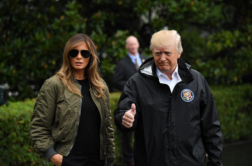 ترامپ و همسرش پیش از سفر به مناطق توفان زده و در محوطه چمن کاخ سفید