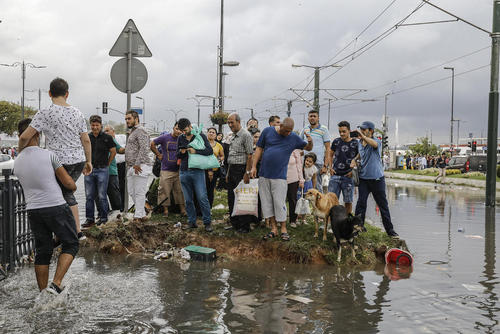 جاری شدن سیل در شهر استانبول در اثر بارش شدید باران