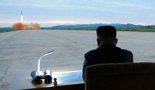رهبر کره شمالی در حال تماشای آزمایش موشک بالستیک هواسانگ - 12