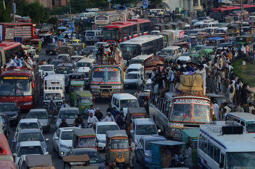سوار شدن مسافران تعطیلات عید قربان روی سقف اتوبوس ها در شهر لاهور پاکستان