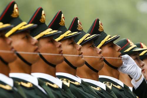 گارد تشریفات ارتش چین در حال آمده شدن برای استقبال رسمی از رییس جمهور برزیل – پکن