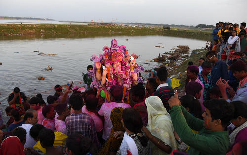 جشنواره آیینی هندوها در حاشیه رود گنگ در الله آباد و بمبئی هند