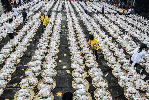 اهدای غذا و نذورات به ارواح گرسنه در جریان یک جشنواره آیینی یک ماهه چینی های مقیم سوماترای شمالی در اندونزی
