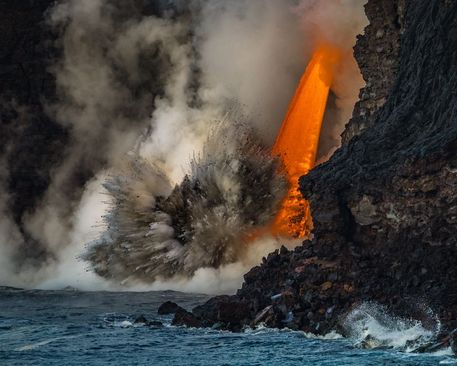 ریختن مایعات مذاب آتشفشانی به داخل اقیانوس – هاوایی