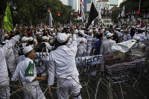 تظاهرات هزاران معترض اندونزیایی در مقابل سفارت میانمار در جاکارتا در اعتراض به کشتار مسلمانان میانماری