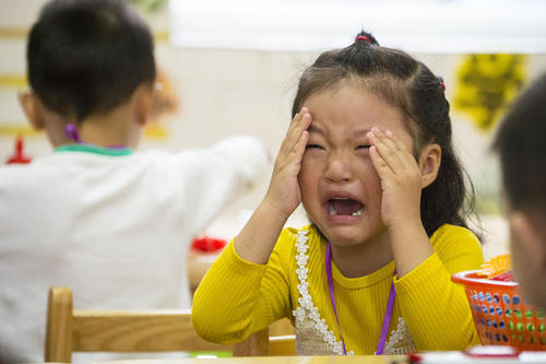 گریه کلاس اولی ها در نخستین روز مدرسه – نانتونگ چین