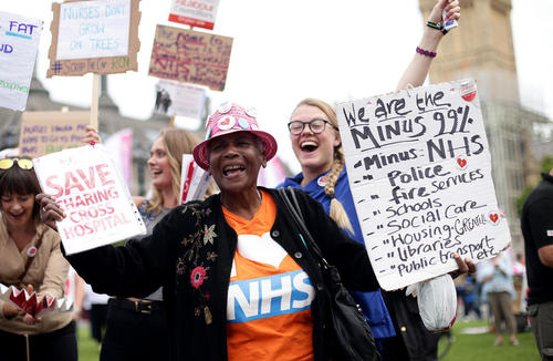 تظاهرات پرستاران انگلیسی در اعتراض به پایین بودن حقوق و دستمزدشان – لندن