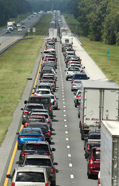 ترافیک سنگین خودروها برای رفتن به مناطق امن، همزمان با نزدیک شدن توفان 