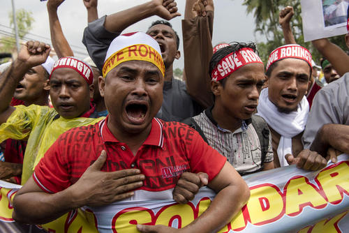 تظاهرات صدها مسلمان روهینگیایی در مقابل سفارت میانمار در کوالالامپور مالزی در اعتراض به کشتار هم کیشانشان در استان راخین میانمار