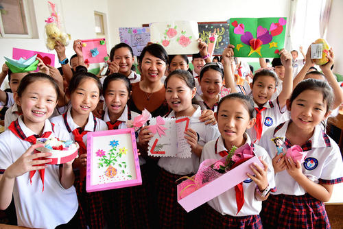 گرامیدشت روز معلم در مدرسه ای در شهر شیجیا ژوانگ چین