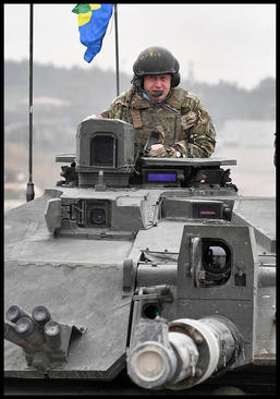وزیر امور خارجه بریتانیا سوار بر یک تانک بریتانیایی در بازدید از نیروهای نظامی کشورش و ناتو که در کشور استونی در حوزه بالتیک مستقر هستند