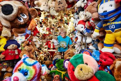 جکی میلی آمریکایی دارنده رکورد گینس برای داشتن بزرگ ترین مجموعه عروسک های خرسی 
