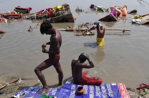 حمام گرفتن مردان هندو در رود 