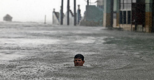 شنا کردن در سیلاب ناشی از توفان ایرما در شهر هاوانا کوبا
