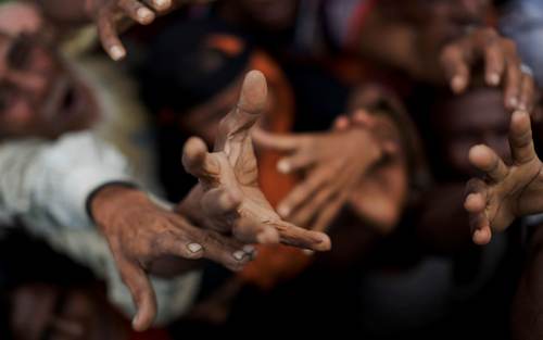 توزیع غذا بین پناهجویان مسلمان میانماری در اردوگاهی در بنگلادش