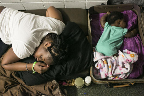خواب مادر و دختر در مرکز استقرار توفان زدگان در شهر سنت پترزبورگ ایالت فلوریدا آمریکا