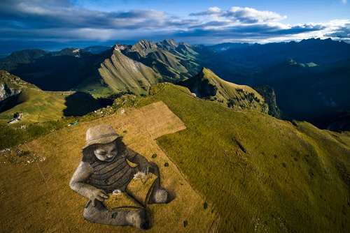 اثر هنری 6 هزار مترمربعی یک هنرمند بر فراز قله ای در سوییس به مناسبت 125 امین سالگرد افتتاح یک خط قطار 