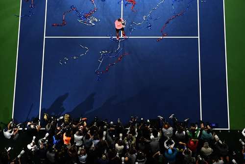 رافائل نادال تنیسور مشهور پس از قهرمانی در فینال مسابقات تنیس اوپن آمریکا در مقابل دوربین های خبرنگاران – نیویورک