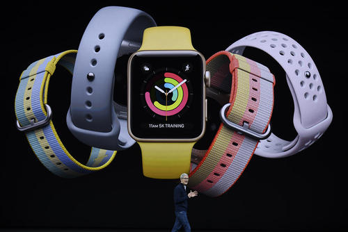 حضور تیم کوک مدیر عامل شرکت اپل در مراسم رونمایی از گوشی آیفون و ساعت مچی جدید اپل در کالیفرنیا آمریکا