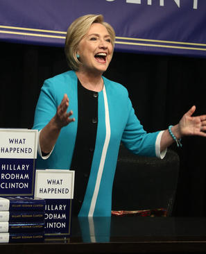 هیلاری کلینتون در مراسم امضای کتاب جدیدش در نیویورک