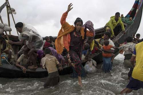 رسیدن پناهجویان مسلمان میانماری از راه دریا به بنگلادش