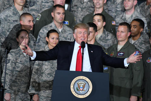 ترامپ در حال سخنرانی در جمع نظامیان آمریکایی و خانواده هایشان در پایگاه هوایی سنت اندروز در مریلند