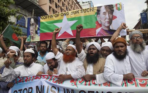 تظاهرات اسلامگرایان بنگلادشی در محکومیت کشتار مسلمانان میانماری در مقابل مسجد بیت المکرم در شهر داکا