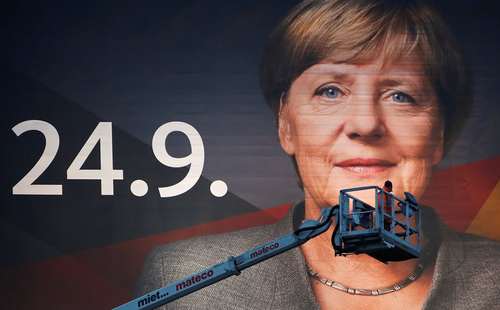 نصب یک بنر تبلیغاتی بزرگ از صدر‌اعظم آلمان در آستانه انتخابات سراسری آلمان در شهر دویسبورگ