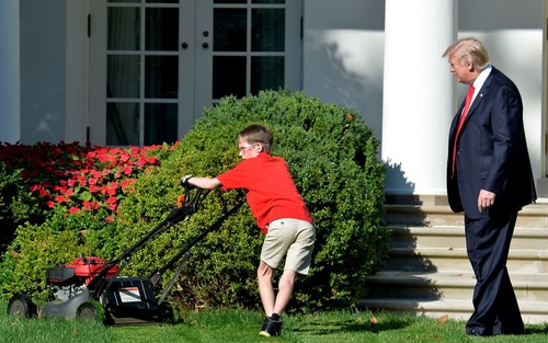 رییس جمهور آمریکا در حال تماشای کار چمنزنی یک داوطلب 11 ساله در محوطه چمن کاخ سفید