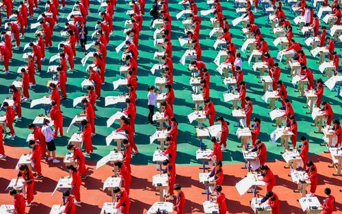 مسابقه خوش‌نویسی بین هزار دانش‌آموز در مدرسه ای در شهر شنیانگ چین