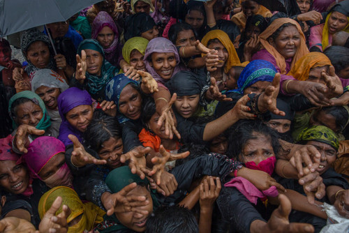 توزیع غذا در میان پناهجویان مسلمان میانماری در اردوگاه آوارگان در بنگلادش