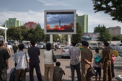 پخش خبر آزمایش موشکی جدید کره شمالی در روز شنبه از مانیتور شهری بزرگ در شهر پیونگ یانگ