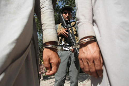 دستگیری 13 ستیزه جوی طالبان در شهر جلال آباد افغانستان