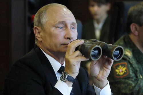 ولادیمیر پوتین در حال نظارت بر بخشی از رزمایش مشترک ارتش روسیه و بلاروس در منطقه لنینگراد روسیه