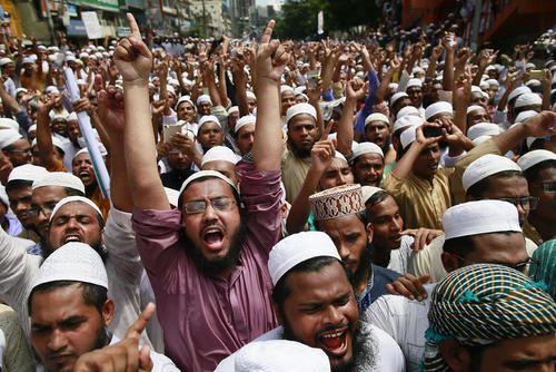 تظاهرات اعتراضی اسلامگرایان بنگلادشی در محکومیت کشتار مسلمانان میانماری در مقابل سفارت میانمار در شهر داکا