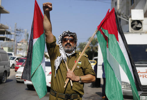 تظاهرات در اعلام همبستگی با زندانیان فلسطینی در زندان های اسراییل در مقابل مقر صلیب سرخ در باریکه غزه
